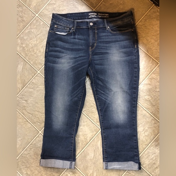 EUC Women’s Levi’s Modern Capri - Picture 1 of 5